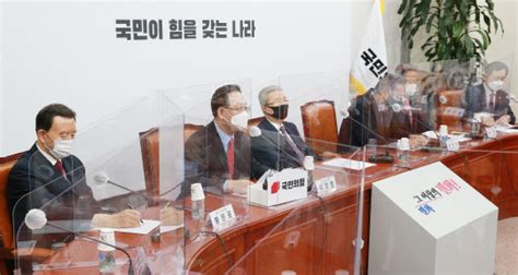 ▲ 좌로부터 윤석열 검찰총장 후보자와 장제원 자유한국당 의원 <사진제공=뉴시스>. 국민의힘 "검찰은 비루먹은 강아지…추미애 희대의 희한한 일 ...