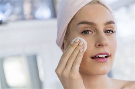 How To Remove Makeup Without Irritating Your Skin
