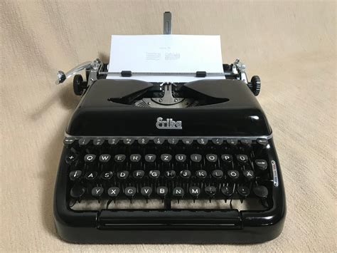 Erika 10 typewriter Schreibmaschine portable black in 2020 | Typewriter, Portable typewriter ...