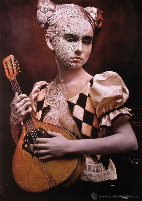 Fotografía Contemporánea Andrzej Dragan Retrato Chica Tocando Guitarra