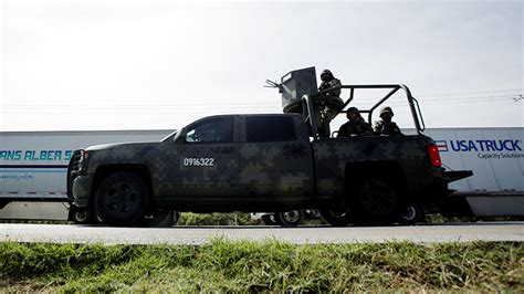 Militares Mexicanos Detienen Y Desarman A Dos Soldados Gringos En Ee