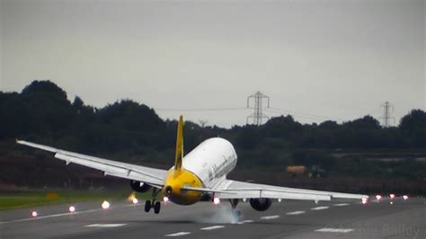 Monarch A320 Awful Landing In Strong Winds And Wind Shear Bounce Float
