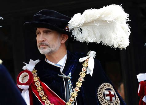 Dejó de tener agenda pública en 2017 tras realizar más de 20,000 actos públicos. Felipe VI recibe la Orden de la Jarretera (y su llamativo atuendo) - Chic