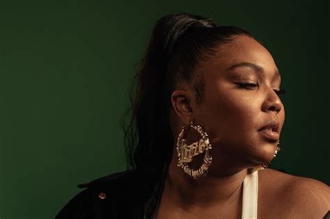 Lizzo was born melissa viviane jefferson on april 27 before signing with nice life and atlantic records, lizzo released 2 studio albums, lizzobangers. Lizzo assina contrato com a Amazon Studios — HQzona