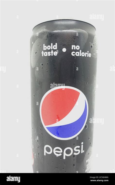 Una lata de pepsi negro contra fondo blanco aislado una bebida carbonatada cero calorías una