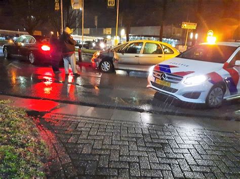 De man reed op de veldweg tussen. ZO!34 - Gewonde door botsing tussen auto's in Coevorden