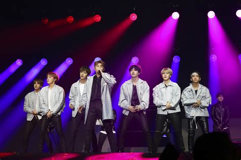 (yoo jae seok not here.) bts first concert the wings tour greetings in jakarta 2017. Review del concierto de BTS en Chile: 12 marzo | AgendaMusical
