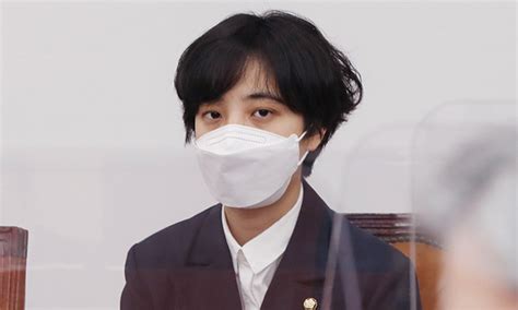 수행비서 면직 논란 사태 류호정 의원, 공식 입장 밝혀. 류호정, "'수행비서 면직 논란' 해명 중 오해살 수 있는 내용 ...
