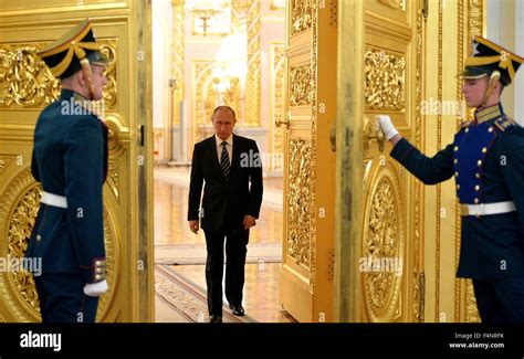 La Guardia De Honor Del Kremlin Abrir Las Puertas De Oro Para El