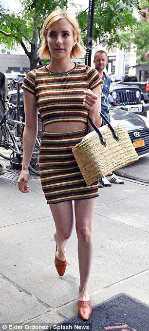 Emma Roberts Shows Off Her Toned Abs In A Crop Top In Nyc Celebrity Street Style Toned Abs