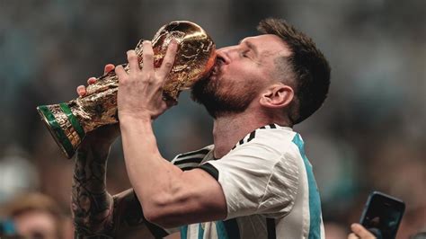 Lionel Andrés Leo Messi Kissing The World Cup Trophy Qatar 2022