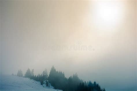 Sneeuwstorm In Bergen Magisch Landschap Met Wolken En Mist Op Een
