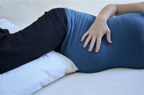 pregnant women should sleep on their side to cut stillbirth risk