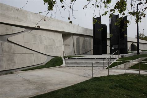 Holocaust Museum In Los Angeles Makes Hard Choices Review The New