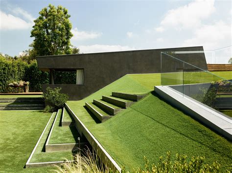 Eric Rosen Embeds Asymmetrical House Into Los Angeles Hillside Green