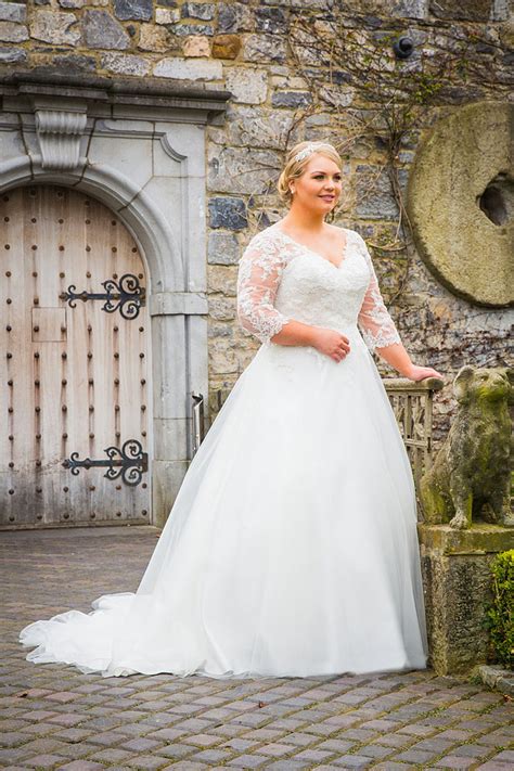 Looking for a wedding dress and don't know where to start? 21 wedding dresses for curvy brides