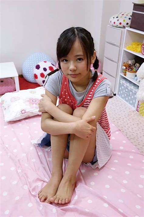 Kagami Shuna Highres Photo Medium Girl Asian Barefoot Bed