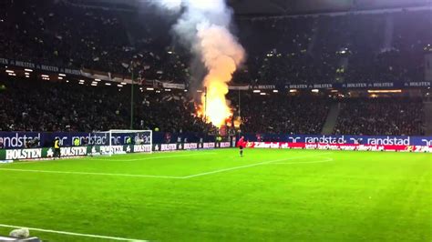 Stadtderby mit 1:0 (0:0) und verhinderten damit die rückkehr des aufstiegsfavoriten hsv an die tabellenspitze. HSV vs St. Pauli 16/2-2011 - YouTube