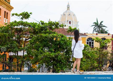 Schönheit Auf Weißem Kleid Allein Gehend an Den Wänden, Welche Die