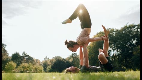 Acro Yoga Yoga Übungen Zu Zweit Womens Health