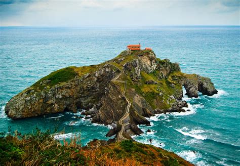 En 1596 las tropas franco inglesas que atacaron bermeo e izaro subieron, robaron y derribaron parte de san juan de gaztelugatxe. San Juan de Gaztelugatxe | Qué ver en Bizkaia | Guggenheim ...