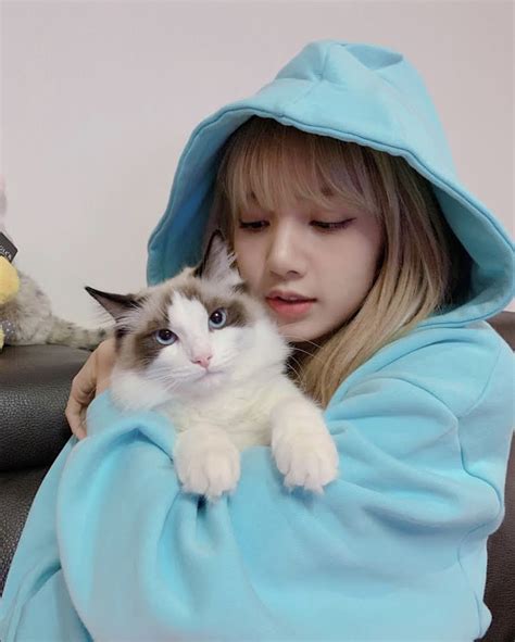 Blackpink Lisa Wont Go Anywhere If She Doesnt Carry This Cute Stuff