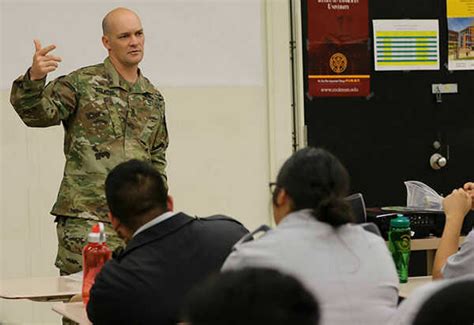 2nd Brigade Combat Team Strike Soldiers Visit Windy City To Share