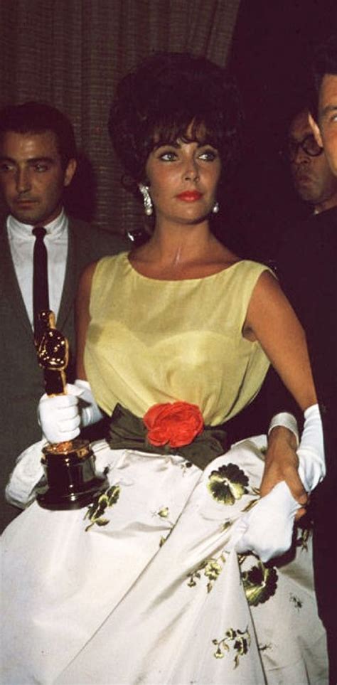 世界一の美女と呼ばれたエリザベス・テイラーがアカデミー賞主演女優賞をとった時に着たドレス 美女のたたずまい なぜ彼女は美女と呼ばれるの？