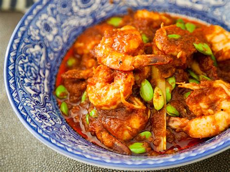 Cuci udang sampai bersih serta lepaskan kulit dan kepalanya. Resepi Sambal Udang Petai yang Cukup Menyengat! - Butterkicap