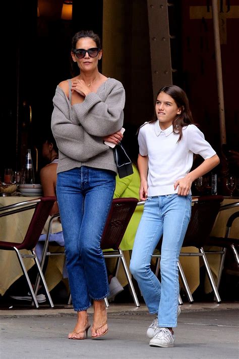 katie holmes mom jeans sweater celebrity style high heeled flip flops thong sandals