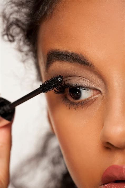 How To Make Your Eyelashes Stay Curled All Day No Matter What