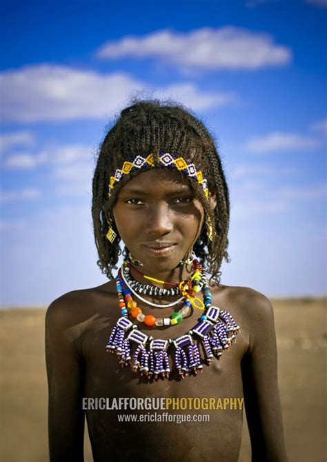 chica de tribu lejana con gran collar y cabello trenzado assaita estado regional de afar