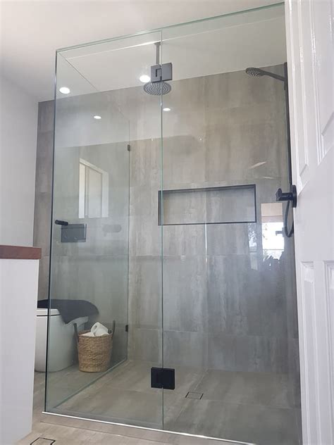 Frameless glass shower doors have surged in popularity in recent years as homeowners develop a taste for clean and minimalist aesthetics. Frameless Glass Shower Screens | Clearly Glass