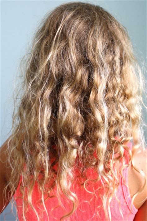 Dry, rough and wavy hair is naturally more fragile and prone to breakage than other hair types. Coconut Oil for Dry, Frizzy Curly Hair