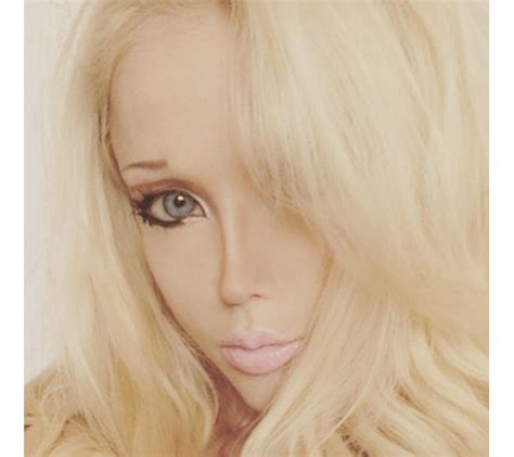 photo valeria lukyanova est surnommée la barbie humaine photo postée sur instagram purepeople