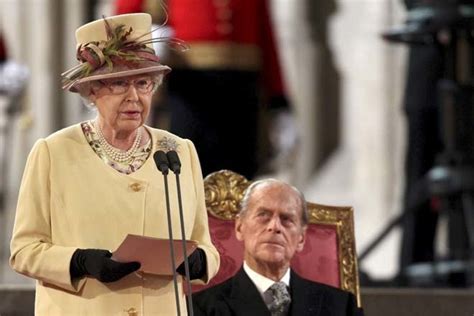 Es con gran tristeza que su majestad la reina anuncia la muerte de su querido esposo, su alteza el príncipe. La Fiscalía no presenta cargos contra el duque de ...