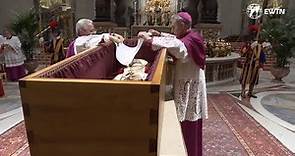El cuerpo de Benedicto XVI fue colocado en su ataúd en privado dentro de la Basílica de San Pedro