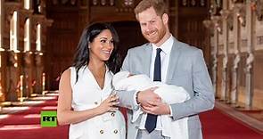 El príncipe Enrique y su esposa Meghan Markle muestran por primera vez a su hijo