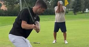 USMNT star Christian Pulisic enjoys father-son bonding time on the golf course, hits flop shot over dad’s head