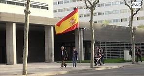 Una gran bandera española ondea en Barcelona