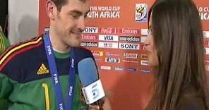 Iker Casillas kisses interviewer girlfriend live on TV