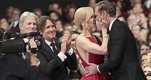 Nicole Kidman besa a Alexander Skarsgård con su marido al lado