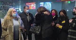 Jacobo Ostos reconforta a su madre María Ángeles Grajal a su llegada a Madrid