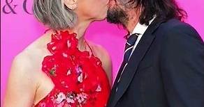 Keanu Reeves y Alexandra Grant mirada y beso de amor