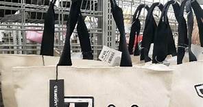 Karl Lagerfeld fue un icono de la moda desde que empezó su carrera en el 1950 hasta su muerte en el 2019. Para mi sorpresa en mi última visita al Burlington de Santa Rosa Mall en Bayamon, PR encontré artículos de esta marca. En este video les comparto algunas de las cosas que encontré. #BuscaEspecialesPR #karllagerfeld #burlington | Busca Especiales PR