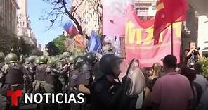 Protestan en Argentina por medidas de austeridad implementadas por Javier Milei | Noticias Telemundo