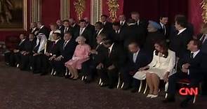 Quando la regina Elisabetta richiamò Berlusconi per aver urlato «Mr Obama» durante il G20
