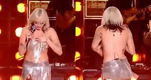 Miley Cyrus casi se queda en topless en plena actuación
