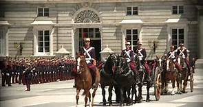 Relevo solemne de la Guardia Real española en el Palacio Real de Madrid