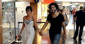 Gabriel Leone e namorada, Carla Salle, passeiam de mãos dadas em shopping. Fotos